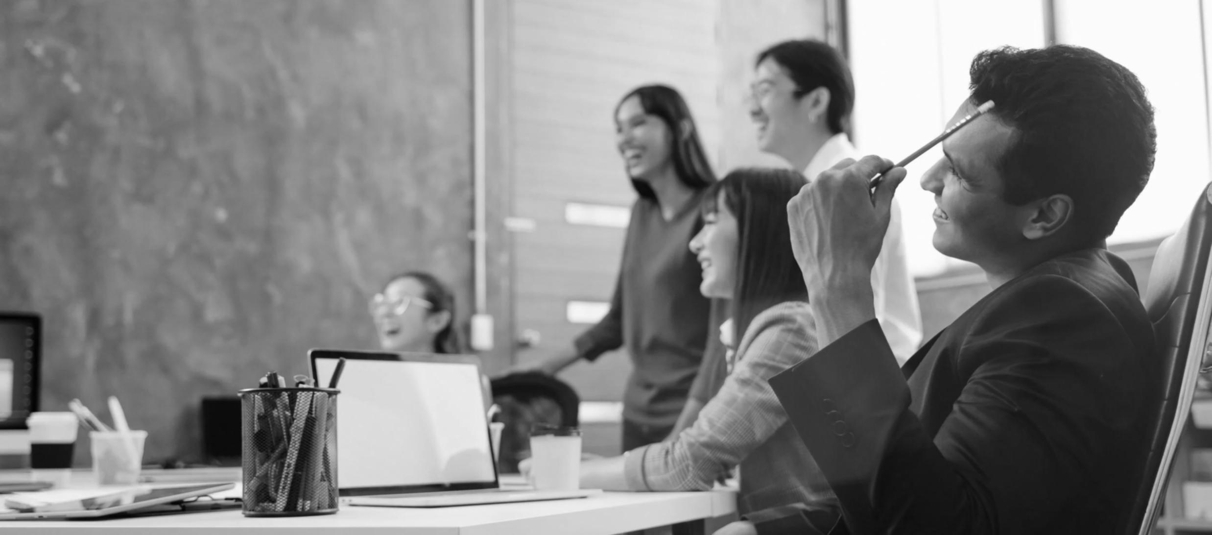 Osoba analizująca dokumenty finansowe podczas sesji planowania budżetu